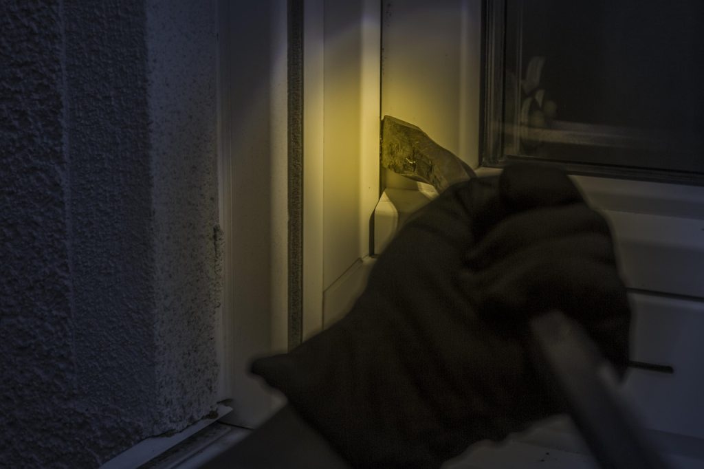 Furti nelle case. Spese per difenderci dai ladri. Praticamente una tassa 2 burglar 1678883 1280