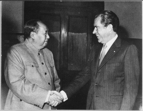 Non esiste la pace giusta ma esiste una “pace con onore” come disse Nixon 1 lossy page1 500px President Nixon meets with Chinas Communist Party Leader Mao Tse Tung 02 29 1972 NARA 194759.tif 1