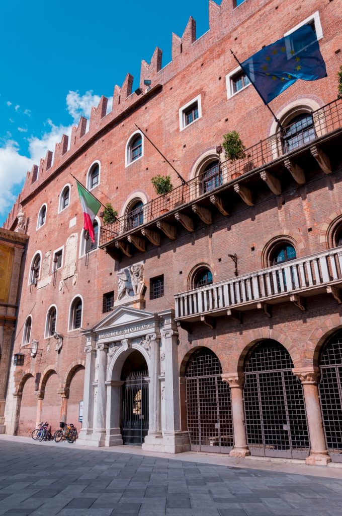 Verona tra degrado e proteste 1 shutterstock 1801228162