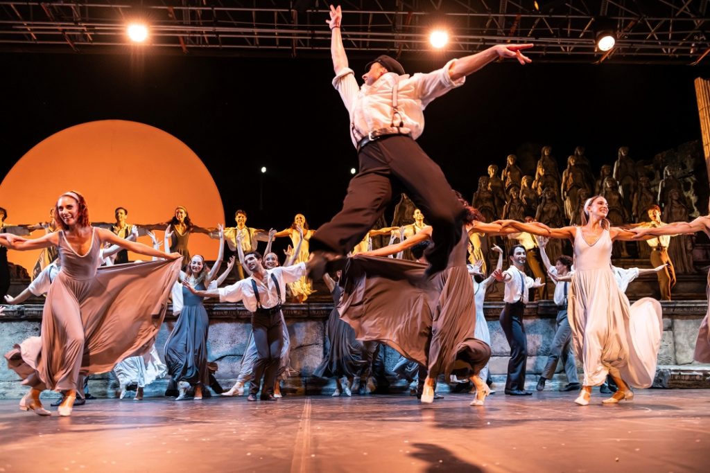 Zorba il greco al Teatro Romano 2 20230827 arena teatro romano zorba d 5713 heads low