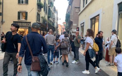 A Luglio 916 mila turisti. Ma quanto valore resta davvero a Verona?