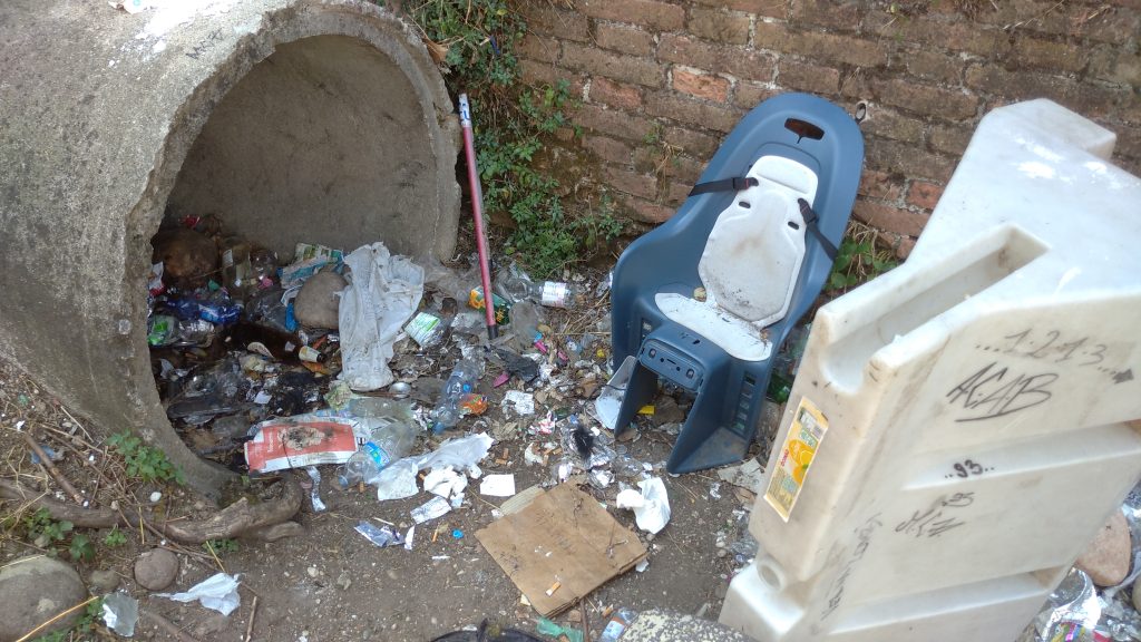 Porta Vescovo. Persiste una fumeria di crack a ridosso delle mura magistrali 4 Degrado a ridosso della cinta magistrale a Porta Vescovo. 29