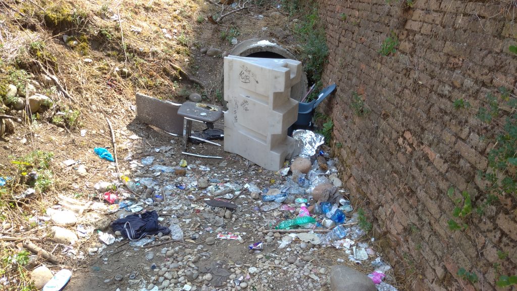 Porta Vescovo. Persiste una fumeria di crack a ridosso delle mura magistrali 6 Degrado a ridosso della cinta magistrale a Porta Vescovo. 35