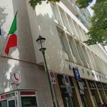 Sulla facciata dell’Aci riappare la bandiera nazionale