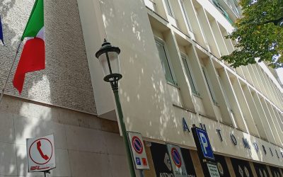 Sulla facciata dell’Aci riappare la bandiera nazionale