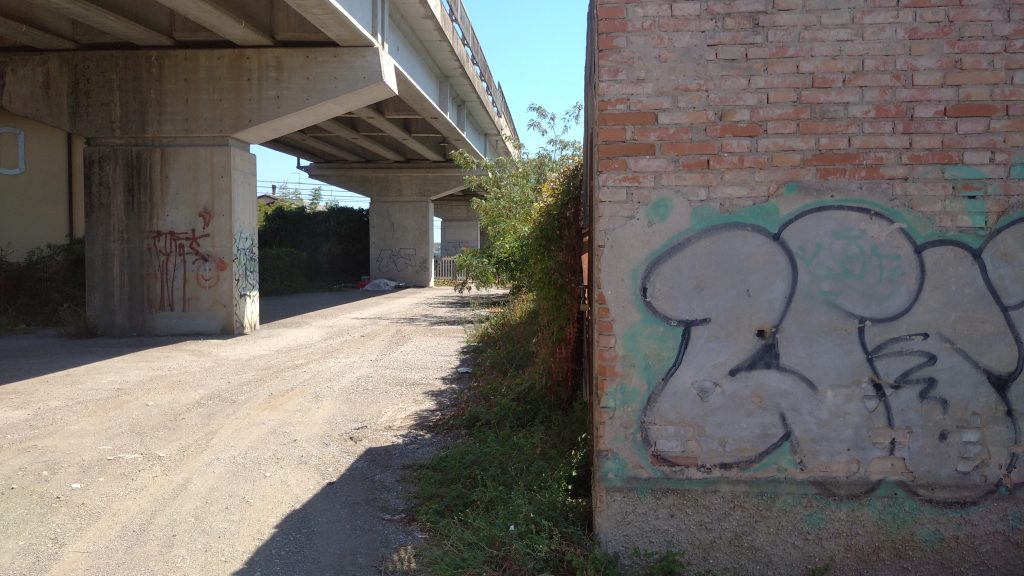 Strada di Ca’ Brusà. Uno...spazio benessere per gatti sotto il cavalcaferrovia 1 Sotto il cavalcaferrovia. 5