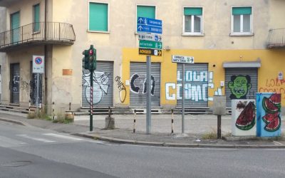 Tombetta. Serrande imbrattate da tempo nel disinteresse generale