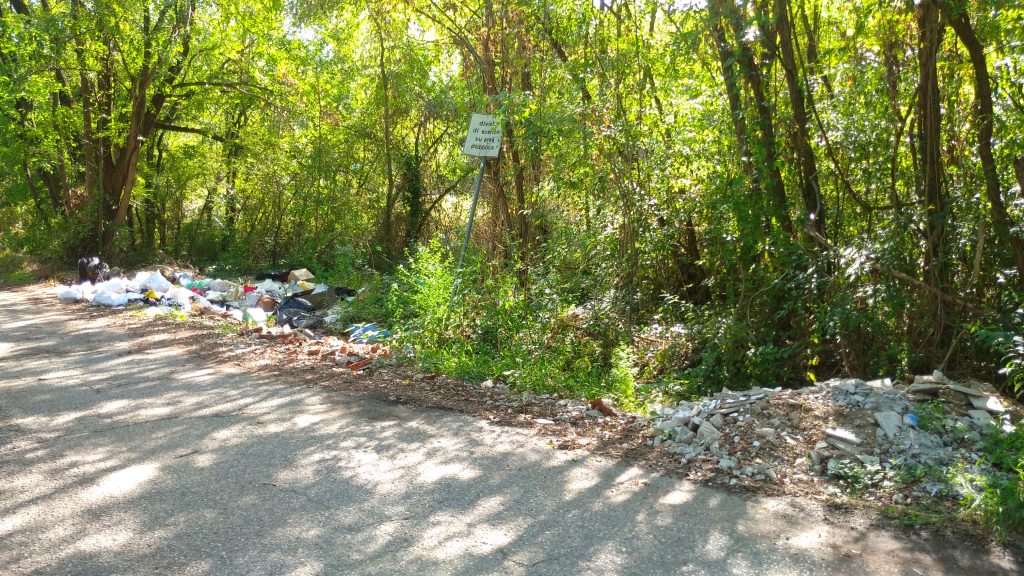 Via Sogare. Un 'divieto di scarico' umiliato da inquinatori 2 Via Sogare. 11