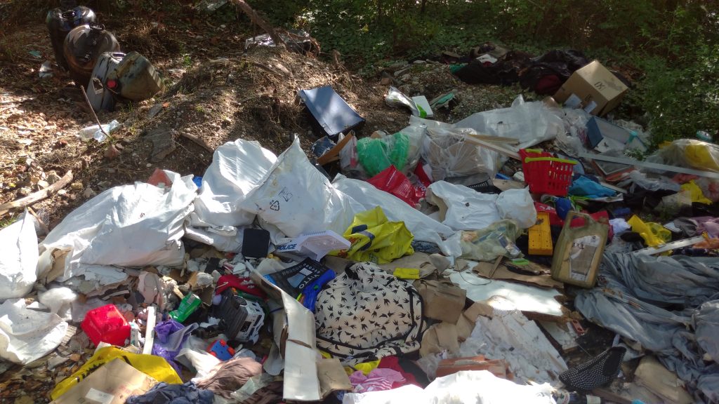 Via Sogare. Un 'divieto di scarico' umiliato da inquinatori 4 Via Sogare. 15