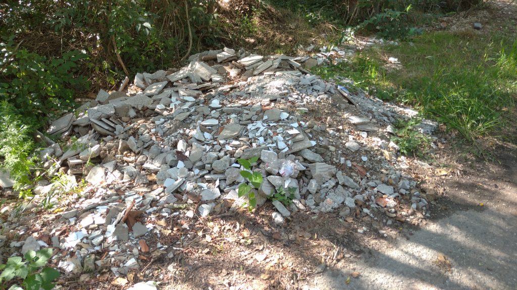 Via Sogare. Un 'divieto di scarico' umiliato da inquinatori 5 Via Sogare. 2