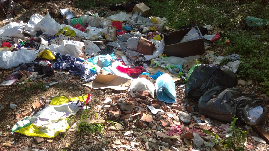 Via Sogare. Un 'divieto di scarico' umiliato da inquinatori 1 Via Sogare. 6