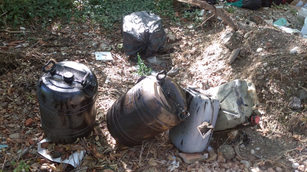 Via Sogare. Un 'divieto di scarico' umiliato da inquinatori 3 Via Sogare. 9