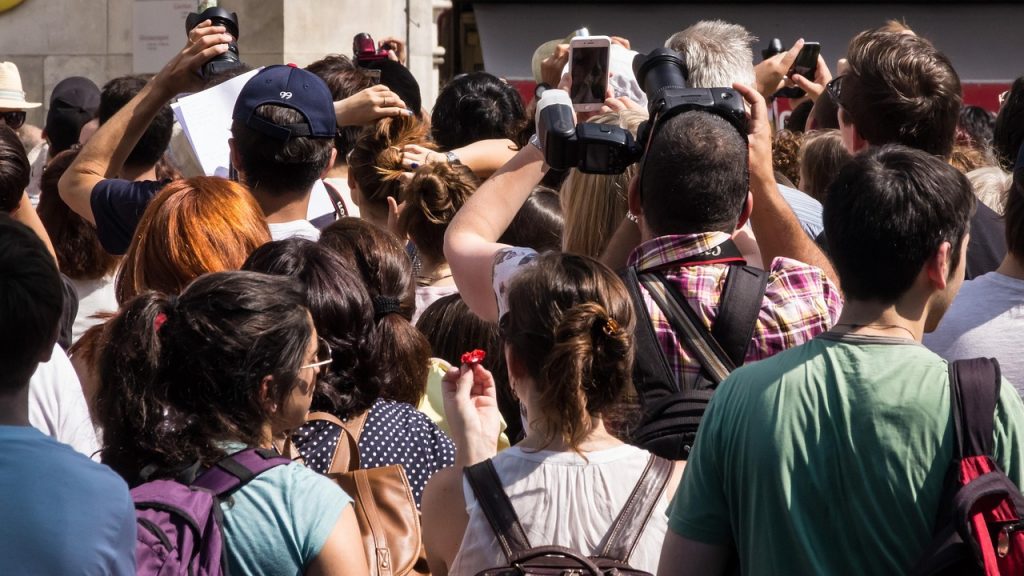 A Luglio 916 mila turisti. Ma quanto valore resta davvero a Verona? 2 tourists 915852 1280