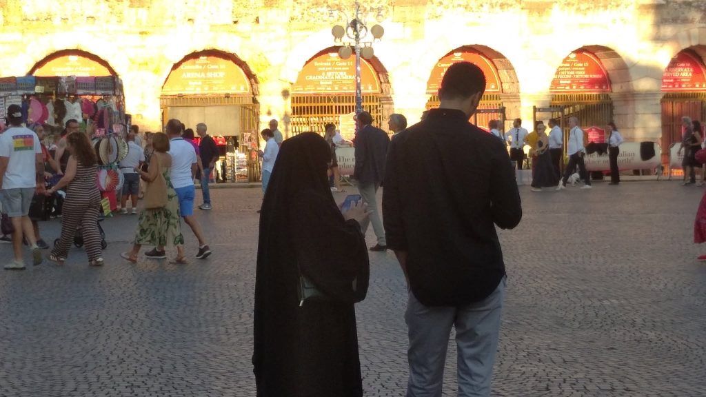Velo. Burqa a Verona non se ne vedono. Ma niqāb sì 6 Col niqab in piazza Bra. 3