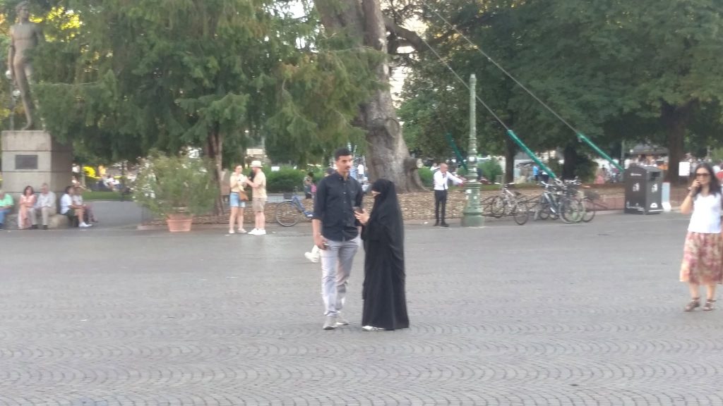 Velo. Burqa a Verona non se ne vedono. Ma niqāb sì 2 Col niqab in piazza Bra. 4
