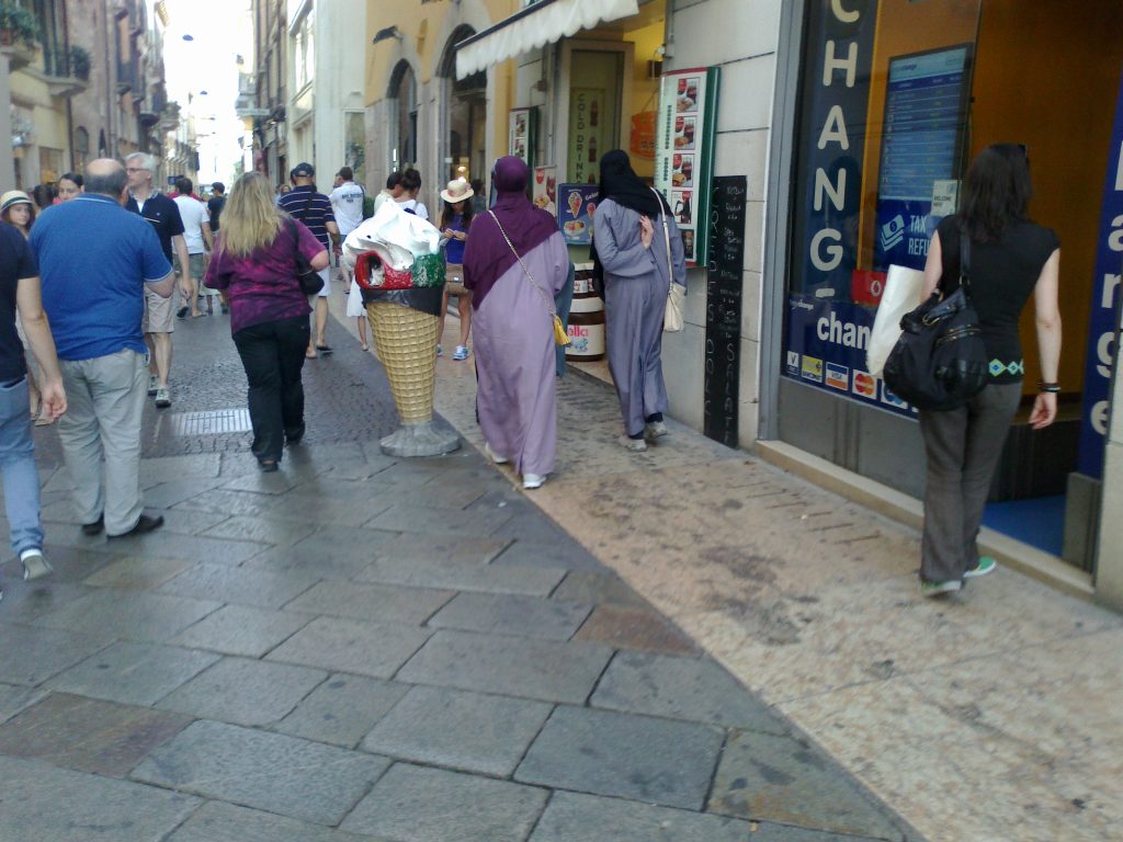 Velo. Burqa a Verona non se ne vedono. Ma niqāb sì 1 Donne in niqab in centro a Verona. 1