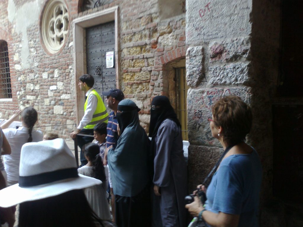 Velo. Burqa a Verona non se ne vedono. Ma niqāb sì 3 Donne in niqab in centro a Verona. 2