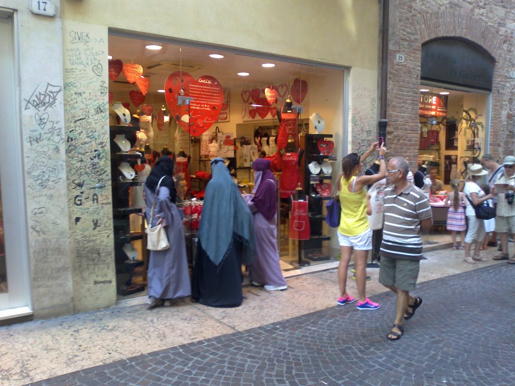 Velo. Burqa a Verona non se ne vedono. Ma niqāb sì 4 Donne in niqab in centro a Verona. 4