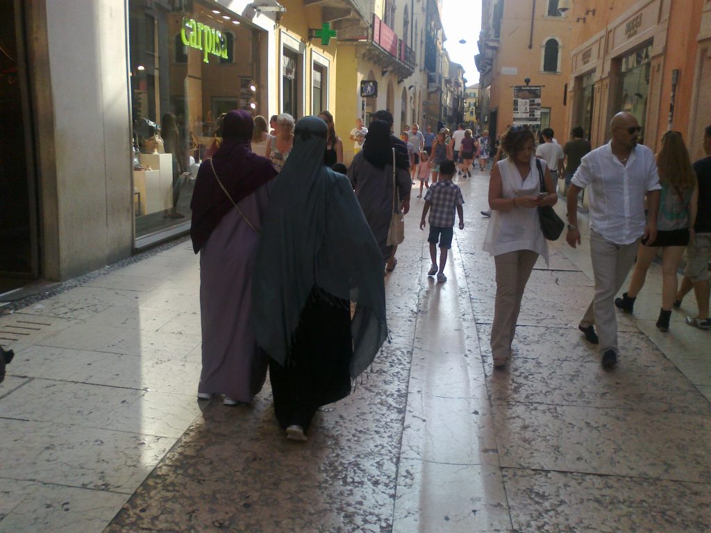 Velo. Burqa a Verona non se ne vedono. Ma niqāb sì 5 Donne in niqab in centro a Verona. 5