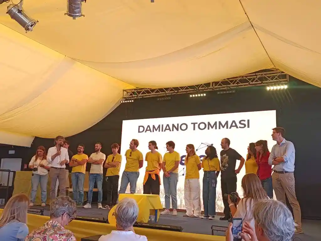 Padovani raccoglie la palla da Tommasi e tira in Rete 2 Foto dellintervento del Sindaco