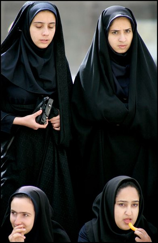 Velo. Burqa a Verona non se ne vedono. Ma niqāb sì 8 Gruppo con chador