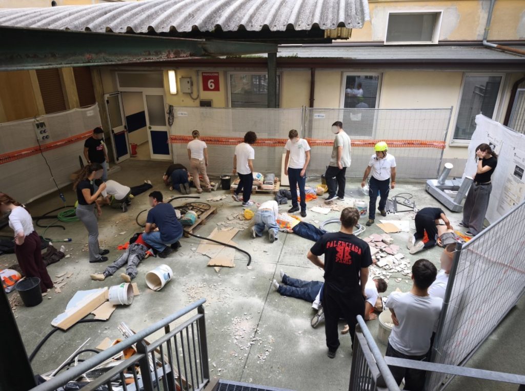 A scuola di emergenza: 240 studenti alla prova di panico 3 A scuola di emergenza: 240 studenti alla prova di panico