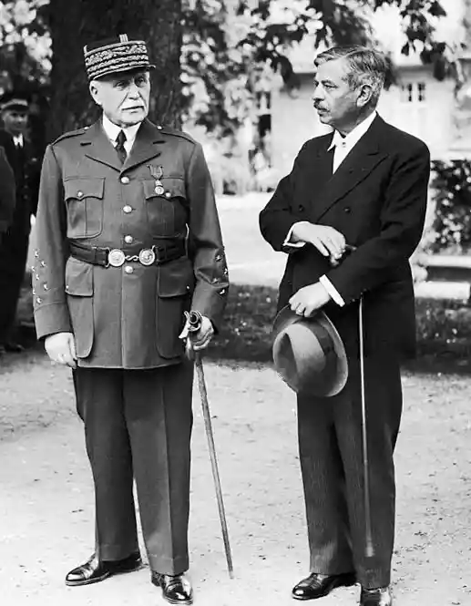 Un piano segreto di Francia e Italia contro Hitler? 3 Marshal Petain and Pierre Laval c1942cr2