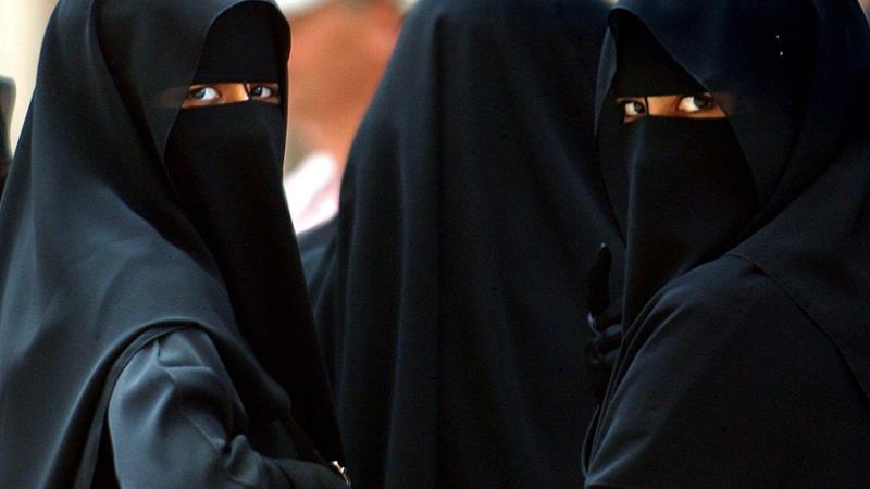 Velo. Burqa a Verona non se ne vedono. Ma niqāb sì 7 Musulmane vestite col niqab. 3