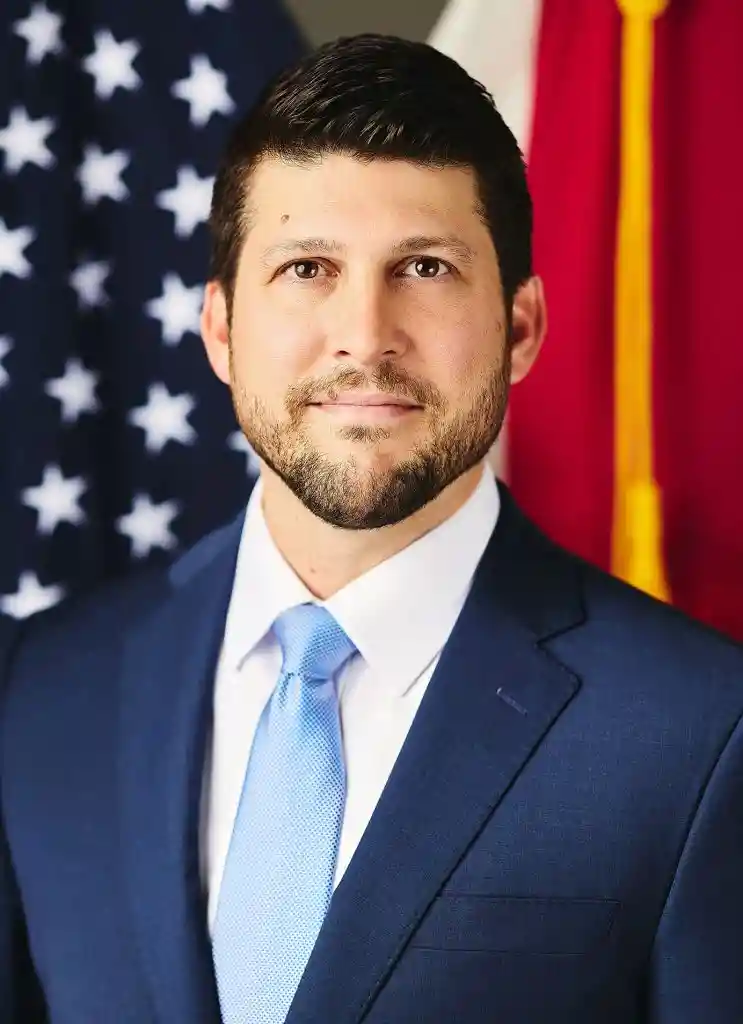 Recuperati 163 bambini rapiti in Florida. Ma la vera notizia è che pochi ne stiano parlando. 1 Official portrait of Attorney General James Uthmeier 2025 cropped