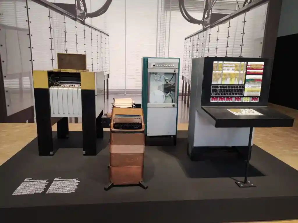 Il primo computer fu creato in Italia da Mario Tchou, un cinese naturalizzato italiano. 2 Olivetti Elea Triennale di Milano
