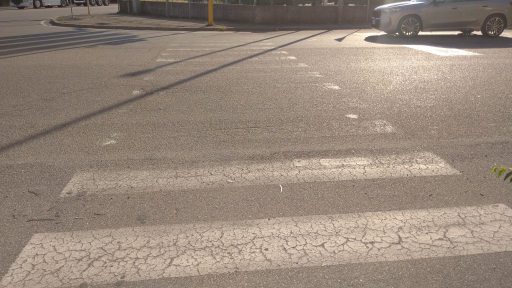Un tratto di via Enrico Fermi dal decoro andato in soffitta 6 Strisce pedonali sbiadite. 1