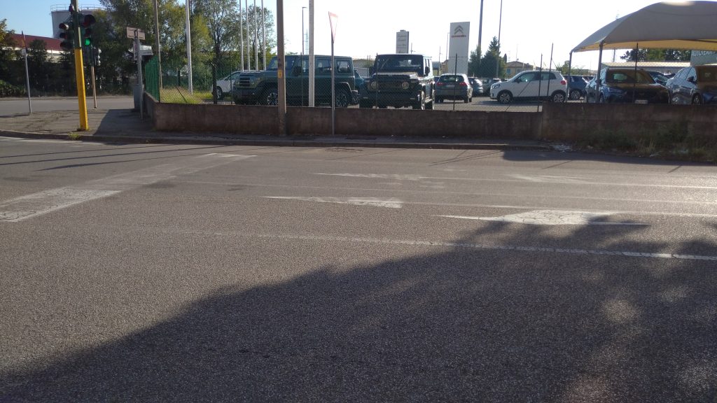 Un tratto di via Enrico Fermi dal decoro andato in soffitta 2 Strisce pedonali sbiadite. 3