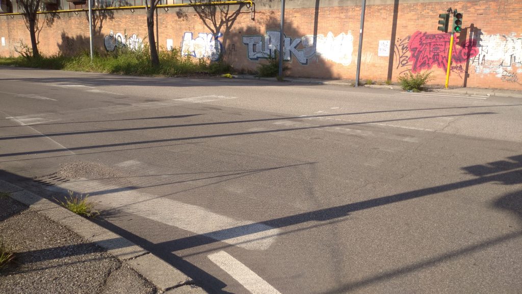 Un tratto di via Enrico Fermi dal decoro andato in soffitta 5 Strisce pedonali sbiadite. 4