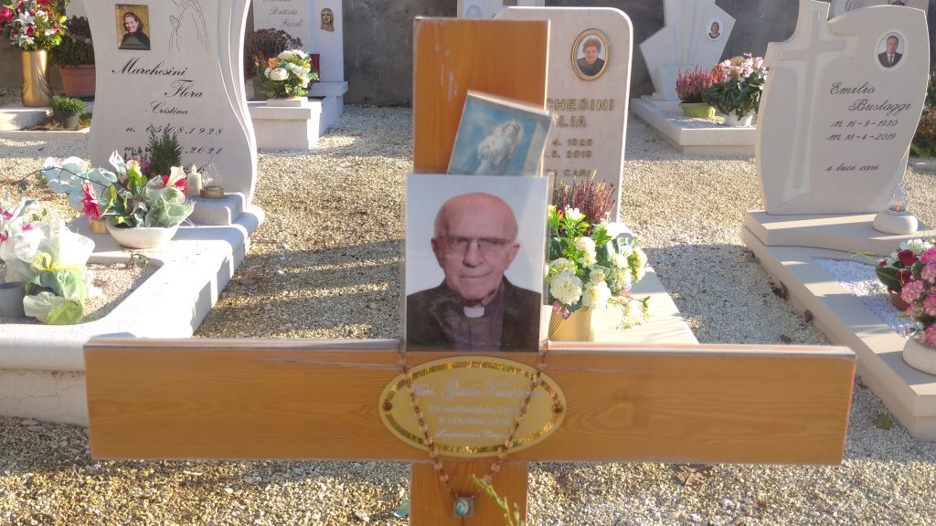 Due anni fa moriva mons. Todeschini, fondatore di RadioPace e TelePace 1 Tomba mons. Guido Todeschini. 17