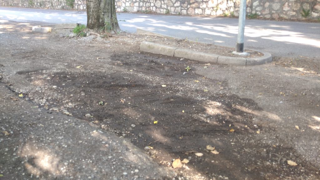 Via delle Coste. Indecenti condizioni davanti all’Agenzia delle Entrate 3 Via delle Coste. 2a