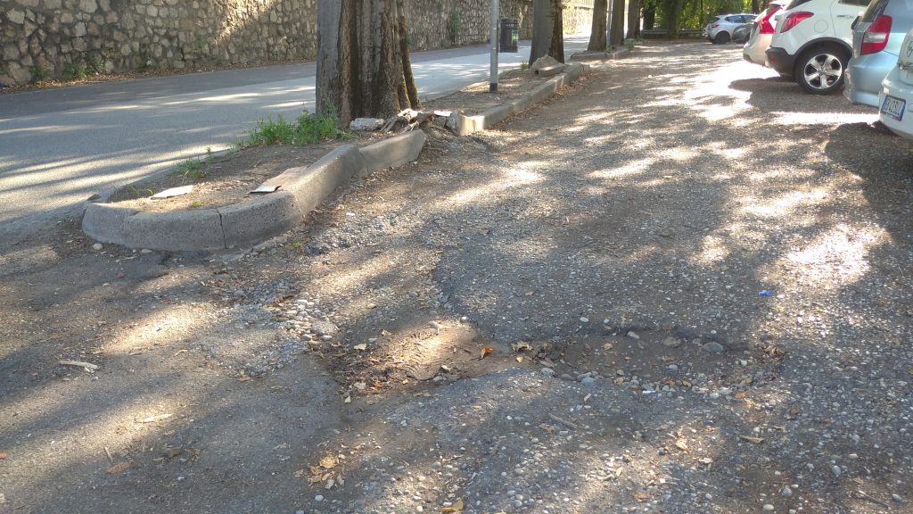 Via delle Coste. Indecenti condizioni davanti all’Agenzia delle Entrate 1 Via delle Coste. 6a