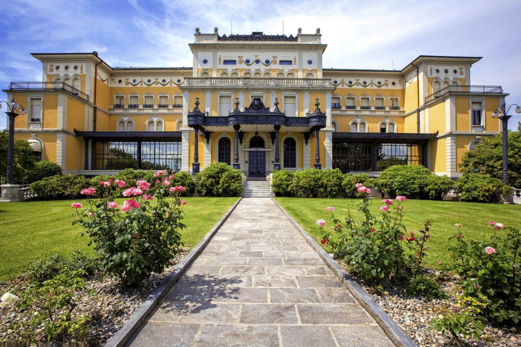 Silvio Berlusconi e il suo aeroporto 2 hotel villa malpensa home