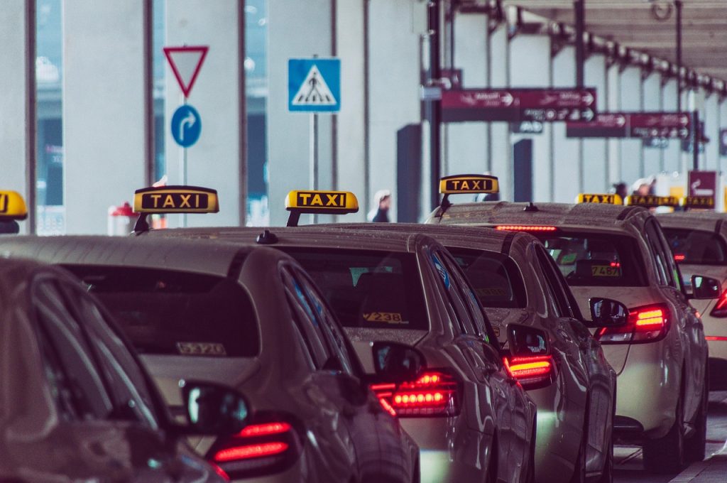 Benzina +29% e diesel +36%: famiglie e lavoratori sotto pressione 1 taxi 7855475 1280