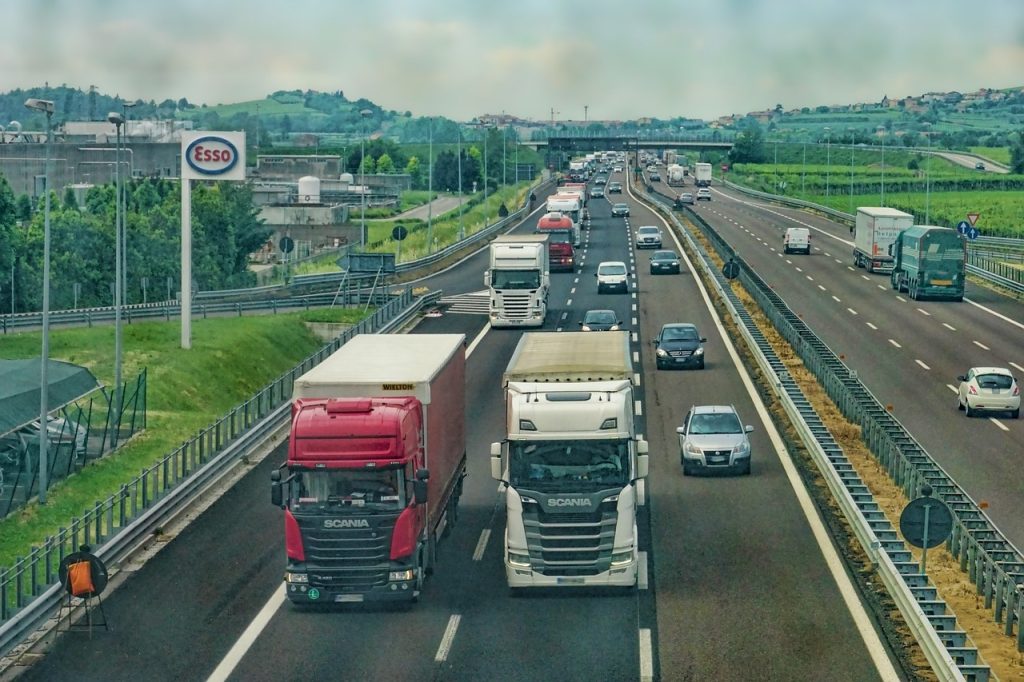 Benzina +29% e diesel +36%: famiglie e lavoratori sotto pressione 2 tir