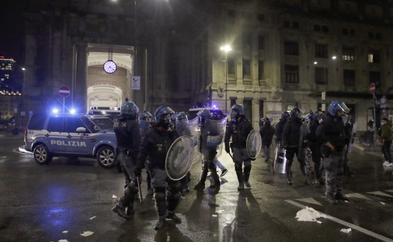 Non chiamateli manifestanti. Sono teppisti 1 28desk1 sotto destra milano scontri lapresse 800x493 380195293