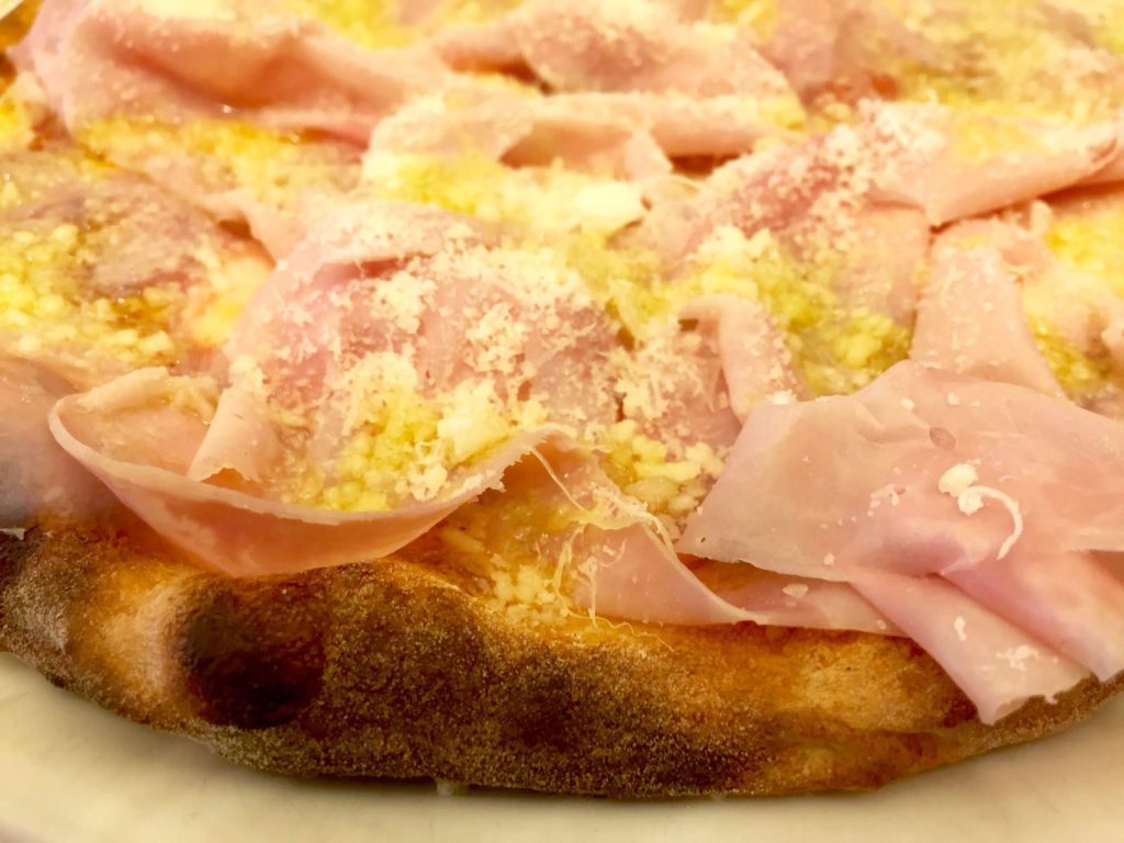 Da Salvatore ogni pizza è sempre stata eseguita secondo la tradizione napoletana 4 4cd390aa f694 481e bfb7 b5f005714e0f 1