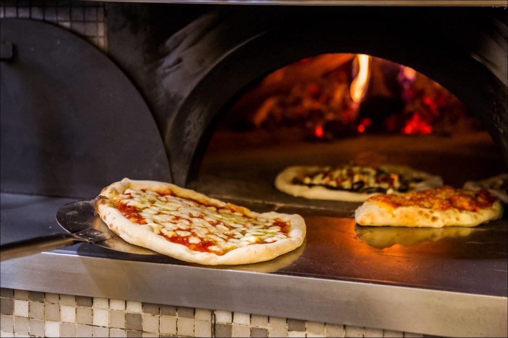 Da Salvatore ogni pizza è sempre stata eseguita secondo la tradizione napoletana 3 790405a5 4180 4dbf b9a5 a783016a5003 1