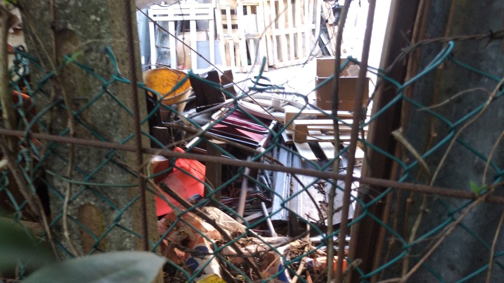 Un richiamo di sgombero di RFI disatteso da più di 5 anni 7 A lato di via Albere. 10