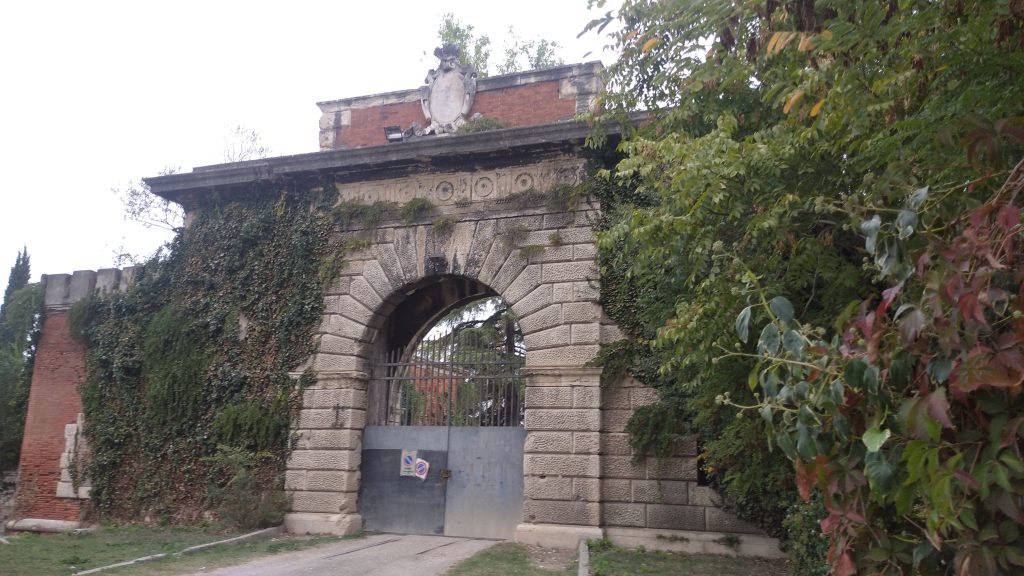 “Ospiti” sgraditi nel vallo del Bastione di Campo Marzo 5 Campofiore. 14