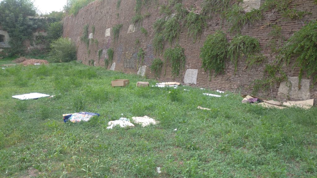 “Ospiti” sgraditi nel vallo del Bastione di Campo Marzo 4 Campofiore. 4
