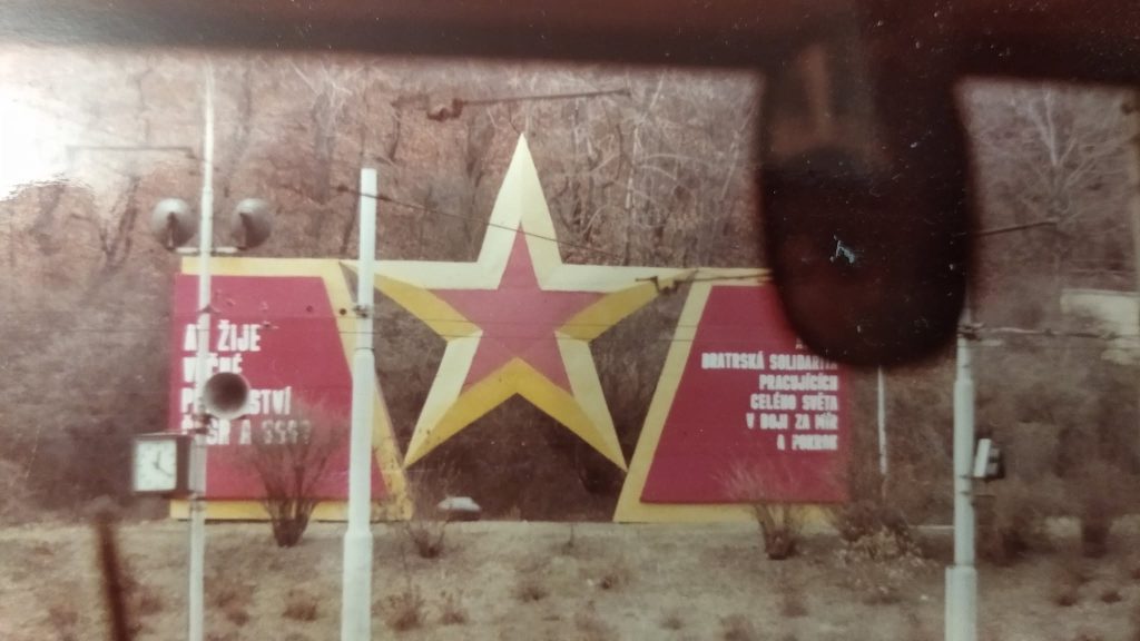 Stella a 5 punte presa per simbolo comunista 3 Stella comunista a Praga 1