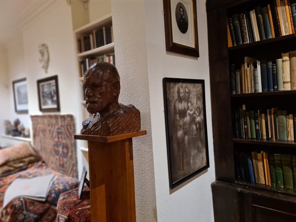 Un libro su Leonardo Da Vinci scritto da Sigmund Freud 1 Lo studio di Freud a Londra, si nota una copia di un disegno di Leonardo sulla destra