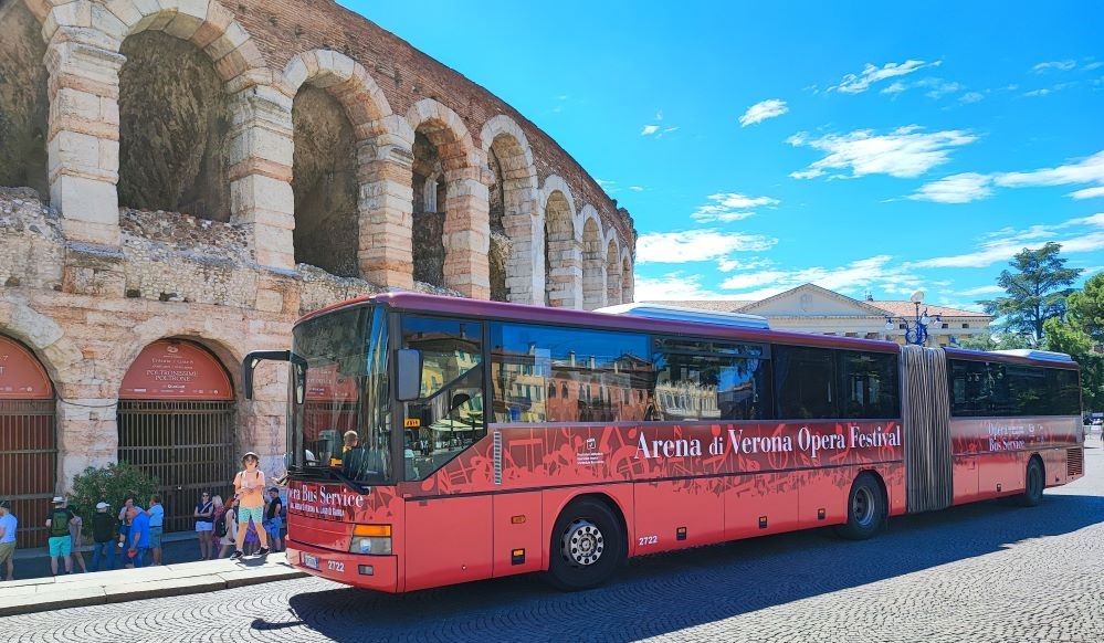 Con l’Opera Festival torna il servizio bus Arena-Lago di Garda: parte dalla Cittadella e arriva sino a Malcesine
