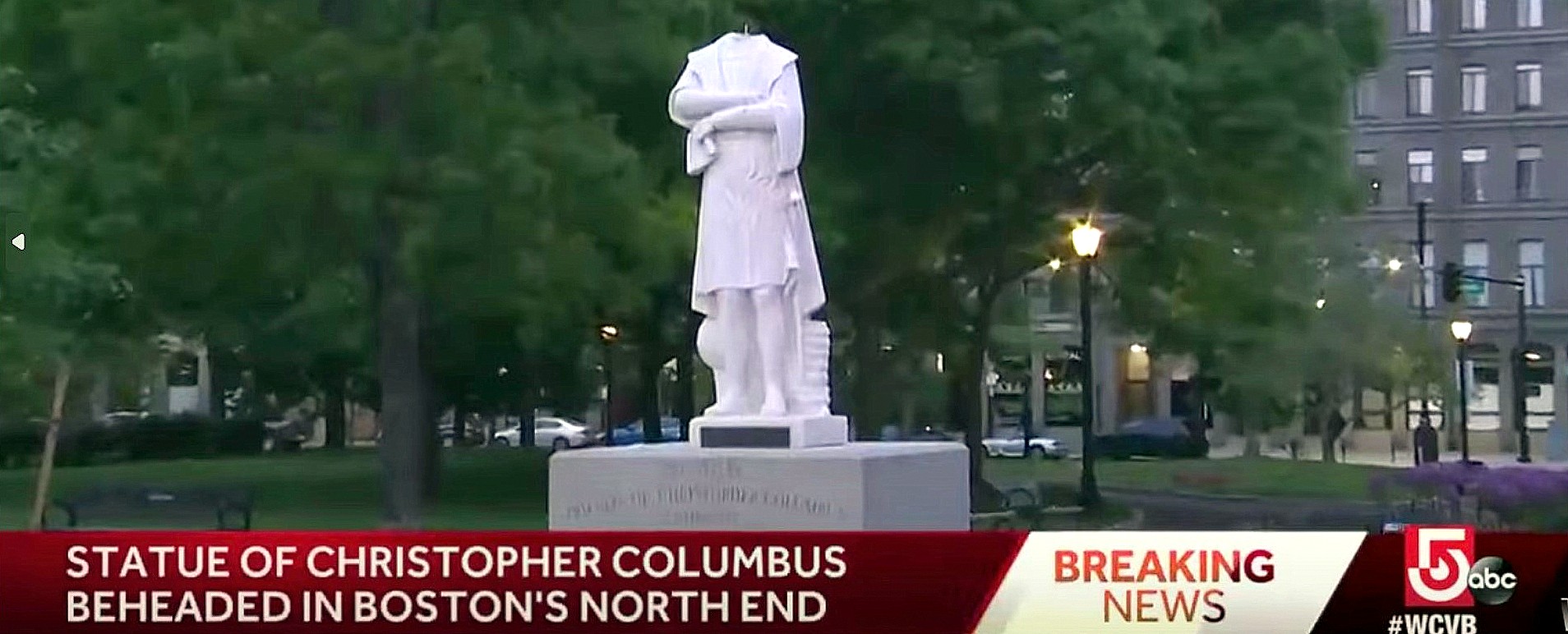 Statua decapitata di Cristoforo Colombo in un giardino di Boston