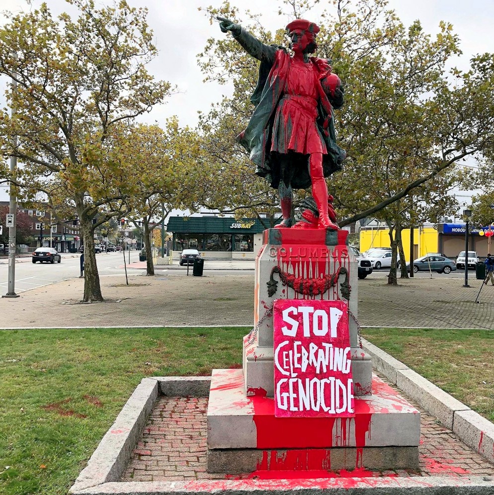 La statua di Cristoforo Colombo ricoperta di vernice rossa con un cartello che chiede di smetterla di "celebrare il genocidio"